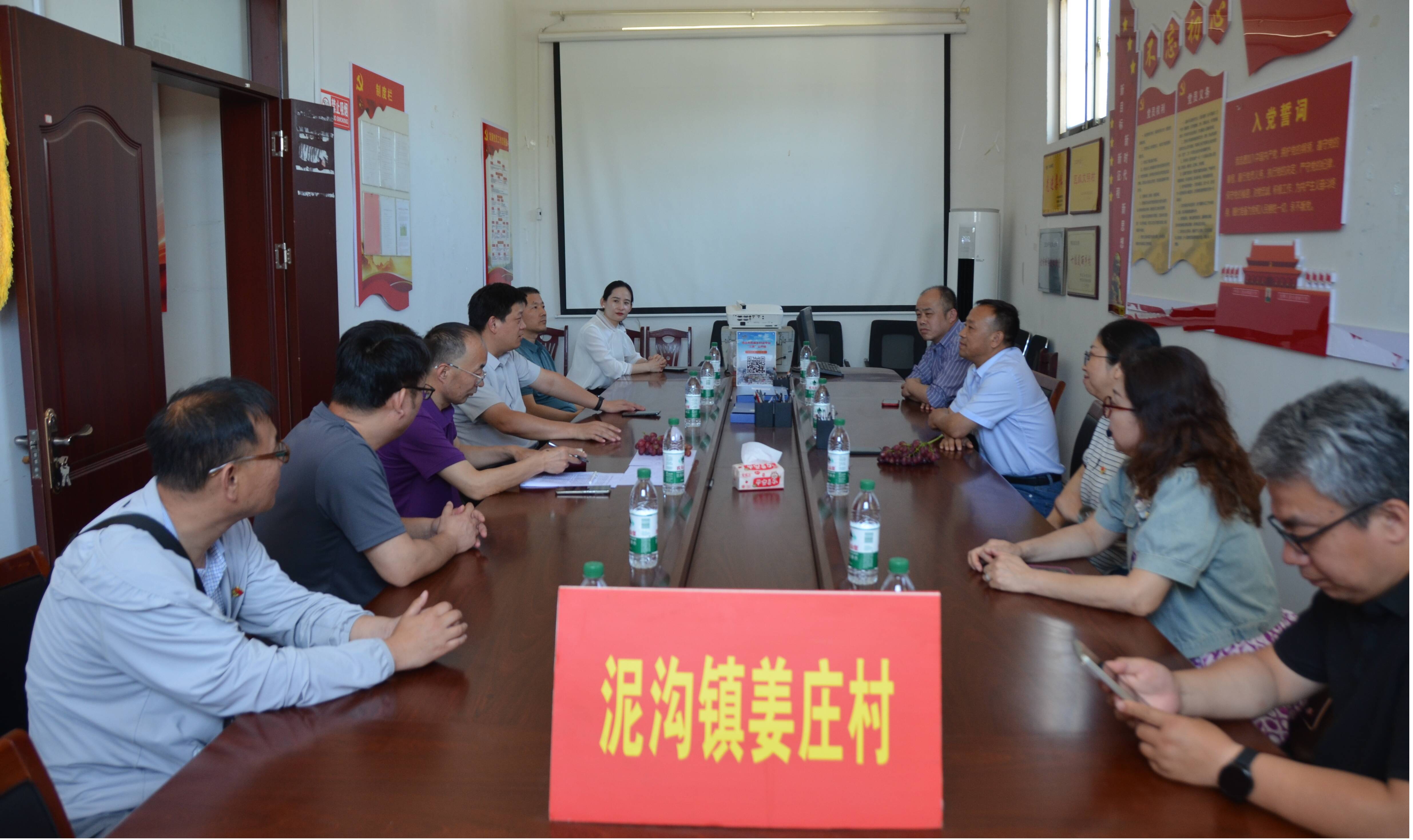 化学与制药工程学院赴台儿庄区开展慰问驻村第一书记暨树立和践行正确政绩观学习教育现场教学活动